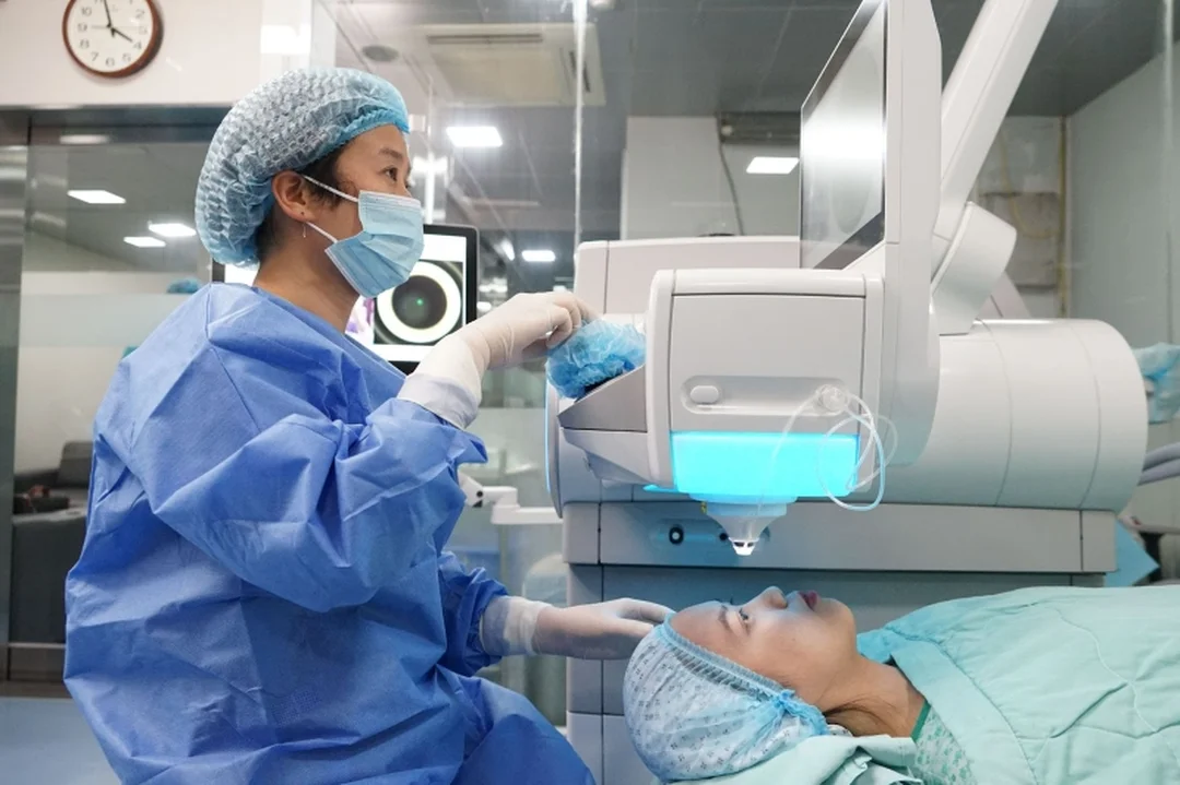 Bác sĩ tư vấn nguy cơ mù mắt vì mổ cận thị cho người bệnh Bác sĩ tư vấn nguy cơ mù mắt vì mổ cận thị cho người bệnh