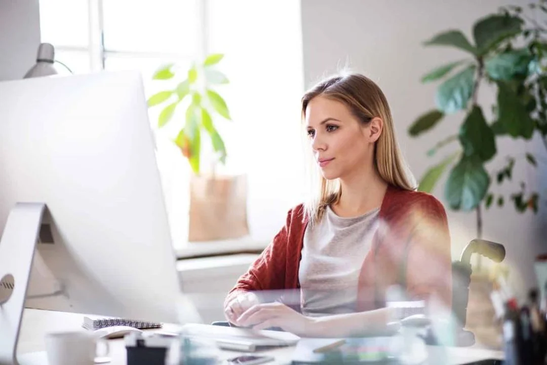 Tư thế ngồi đúng giúp giảm mỏi mắt ở người cận nặng cách làm giảm độ cận thị nặng nhờ tư thế ngồi và khoảng cách nhìn chuẩn