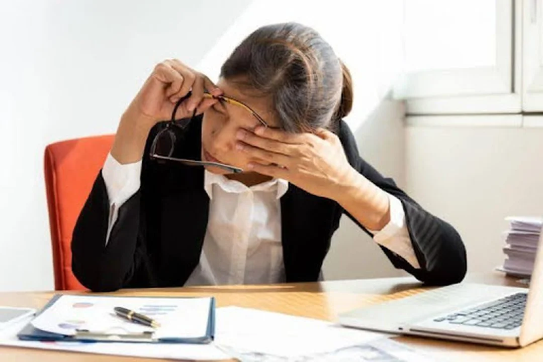cận thị có tự khỏi được không khi so sánh mắt thường và mắt cận