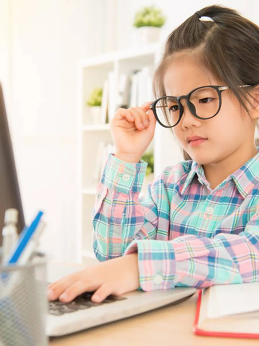 Trẻ dùng màn hình điện tử kéo dài và nguy cơ cận thị dấu hiệu bị cận thị khi trẻ dùng màn hình điện tử kéo dài