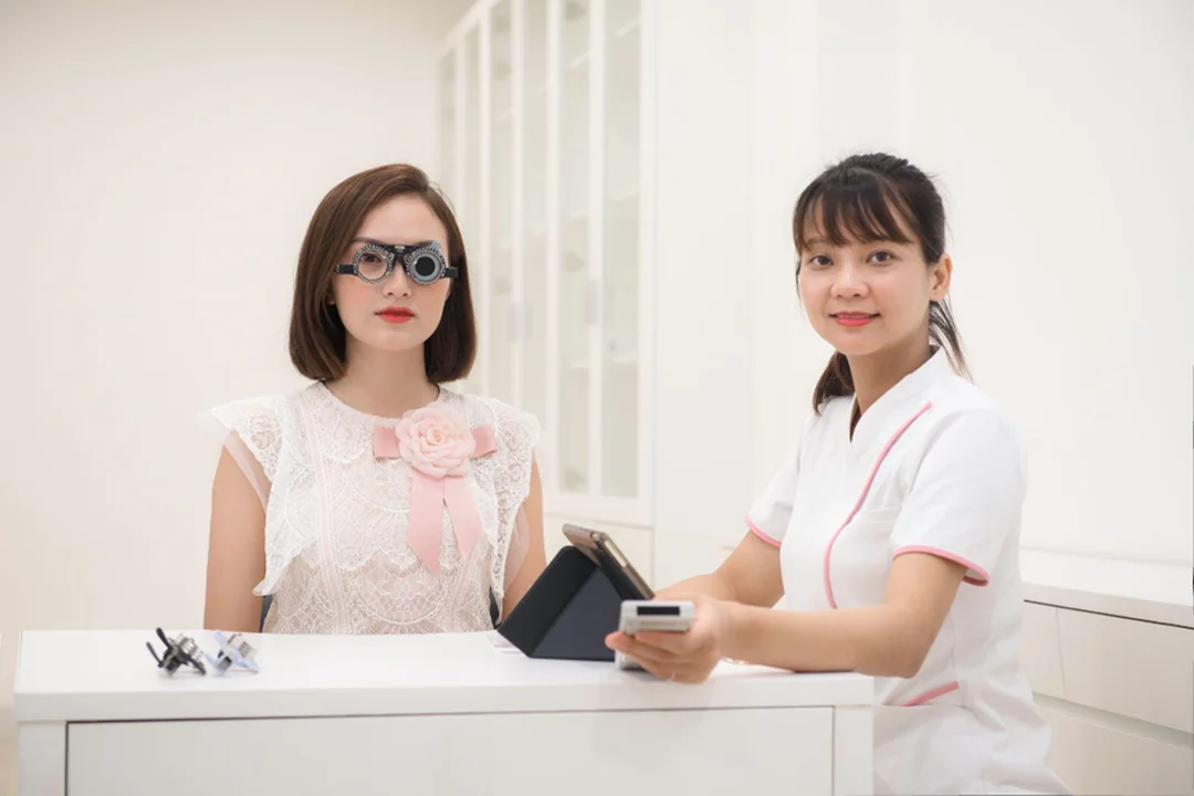 kính kiểm soát cận thị đeo kính kiểm soát cận thị