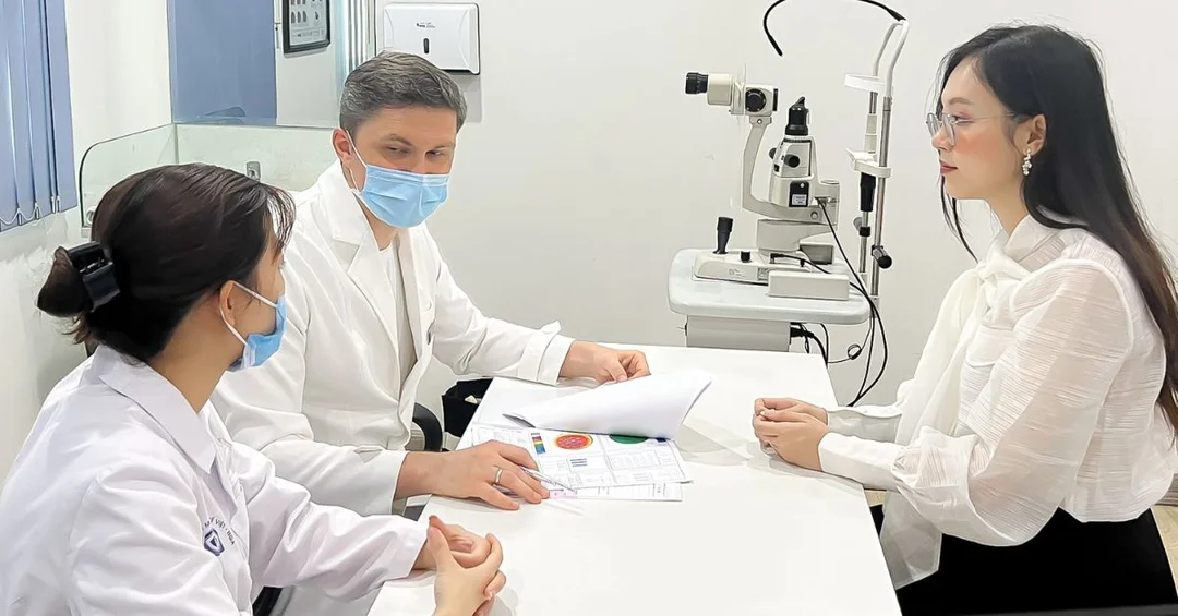 khám chuyên sâu trước phẫu thuật khúc xạ