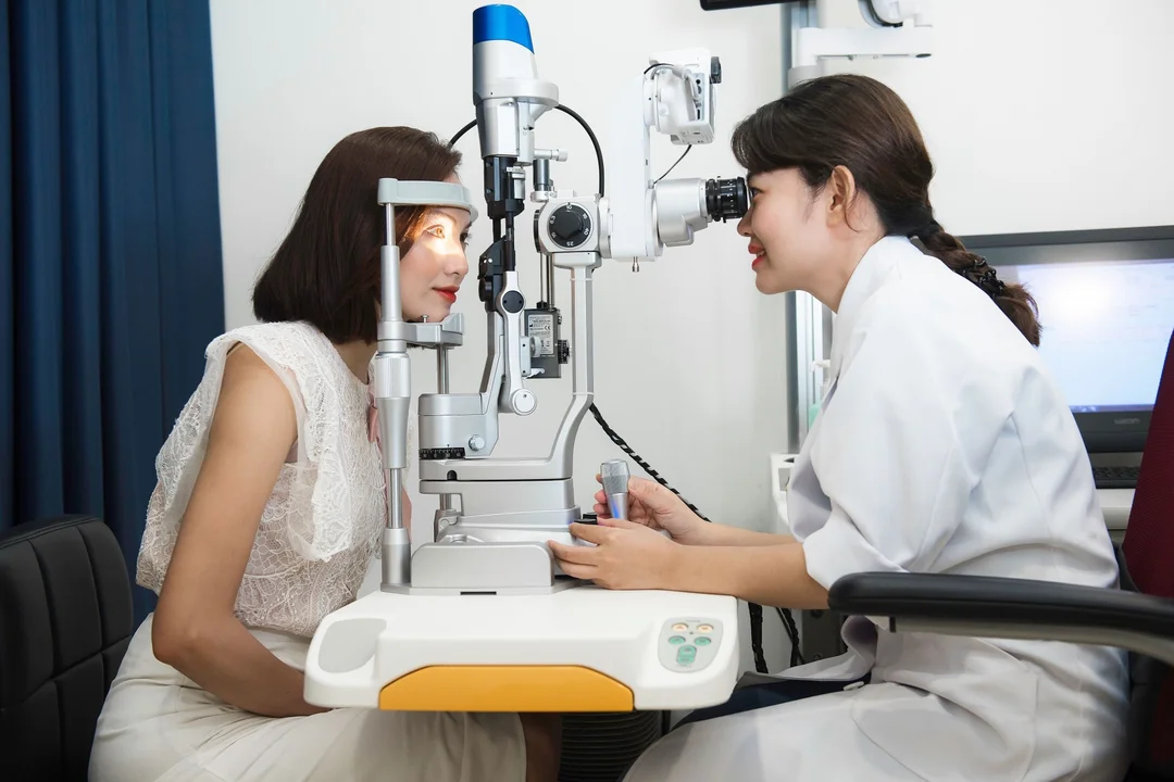 mổ cận thị bao nhiêu tiền khi bác sĩ kiểm tra mắt