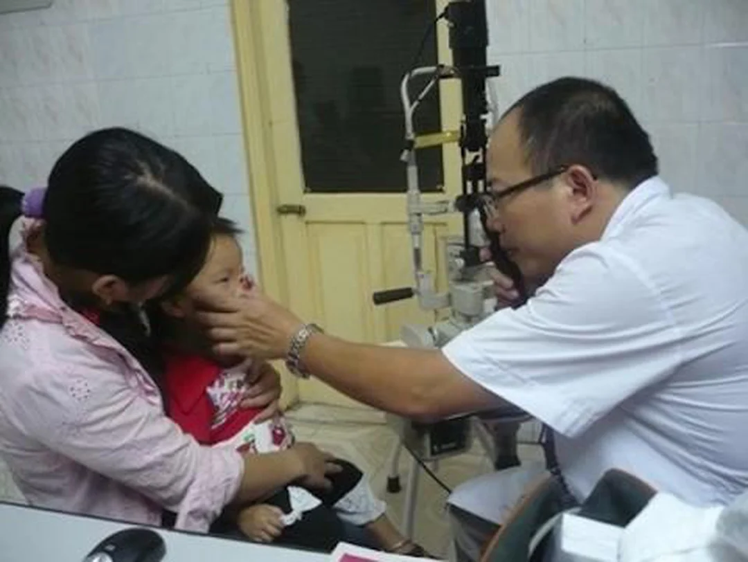 Bác sĩ khám mắt trước khi mổ mắt chữa cận thị mổ mắt chữa cận thị cần soi khám và đo khúc xạ trước mổ
