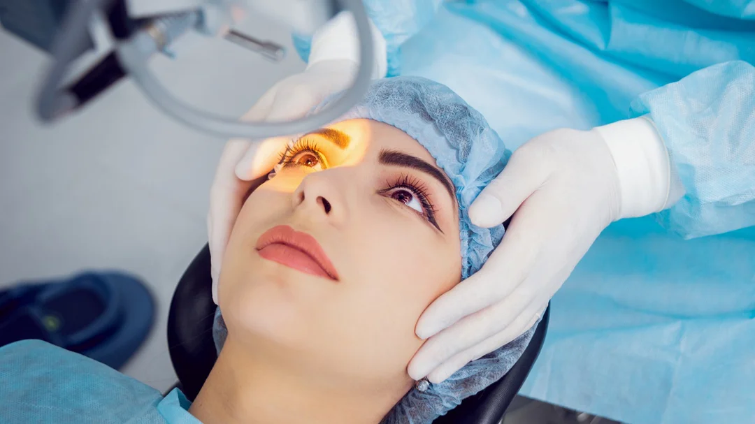 quy trình phẫu thuật khúc xạ bằng laser