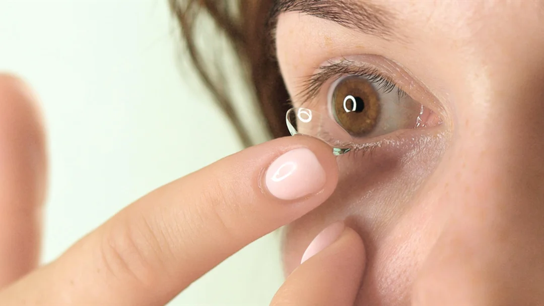so sánh lens cận so sánh kính áp tròng mềm và cứng
