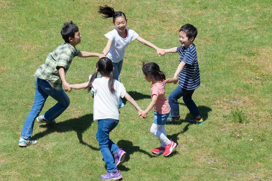 nguyên nhân cận thị do thiếu ánh sáng tự nhiên thiếu hoạt động ngoài trời làm tăng nguy cơ cận thị
