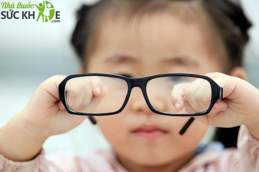 Dấu hiệu trẻ cần được đánh giá mắt trước khi dùng thuốc bổ mắt thuốc bổ mắt cho trẻ em bị cận thị phù hợp khi trẻ mỏi mắt học gần