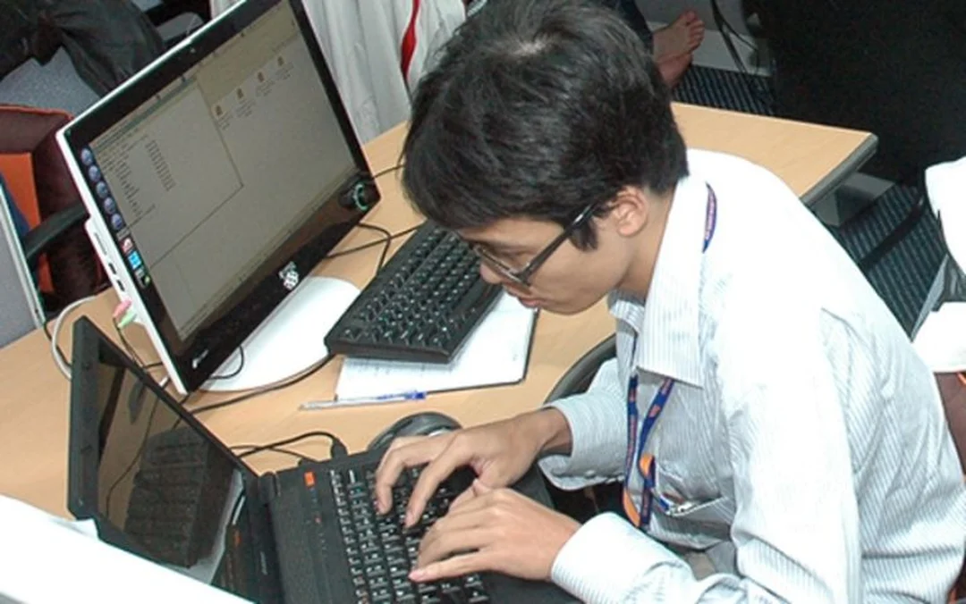Người lớn có triệu chứng cận thị khi làm việc máy tính cần đo khúc xạ đúng cách triệu chứng cận thị cần được đo khúc xạ tại cơ sở chuyên khoa