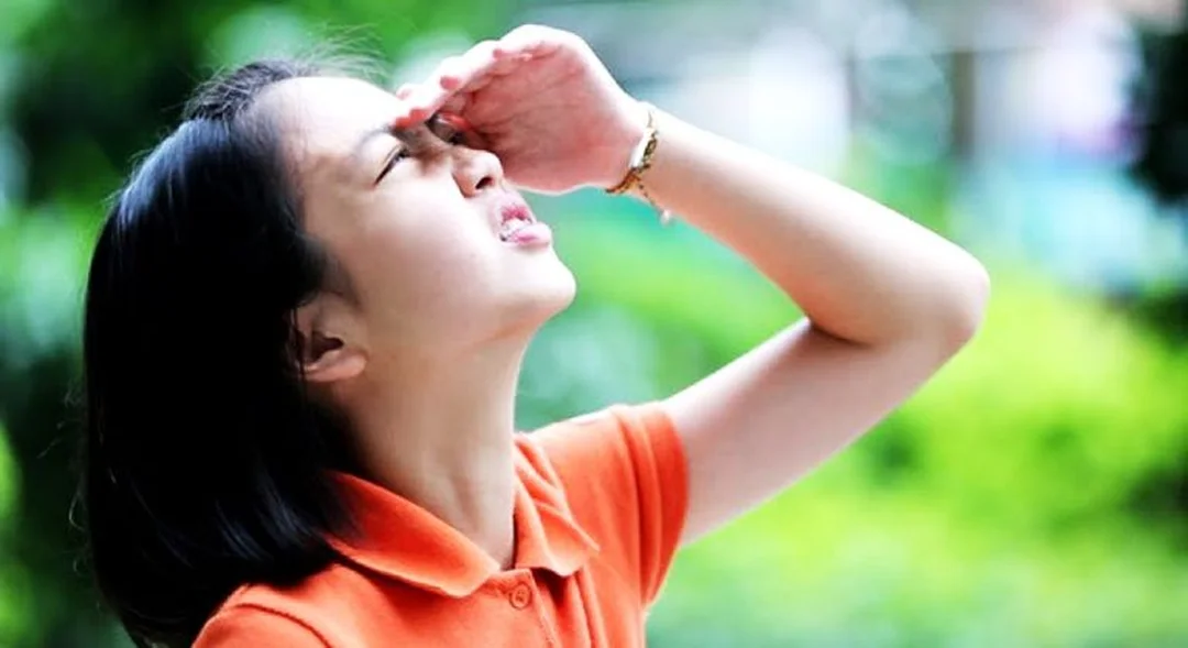 Trẻ có triệu chứng cận thị nên được hướng dẫn thói quen nhìn xa và hoạt động ngoài trời triệu chứng cận thị có thể giảm nguy cơ tiến triển khi trẻ tăng thời gian ngoài trời
