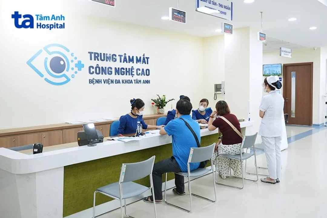Bác sĩ khám mắt trong bài khám mắt cận thị ở đâu tốt nhất hà nội