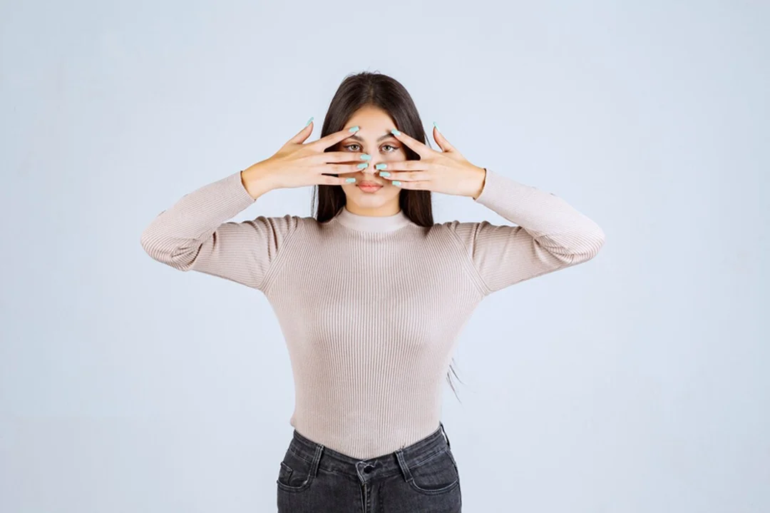 So sánh cận thị và viễn thị bảng so sánh cận thị và viễn thị theo vị trí hội tụ ánh sáng
