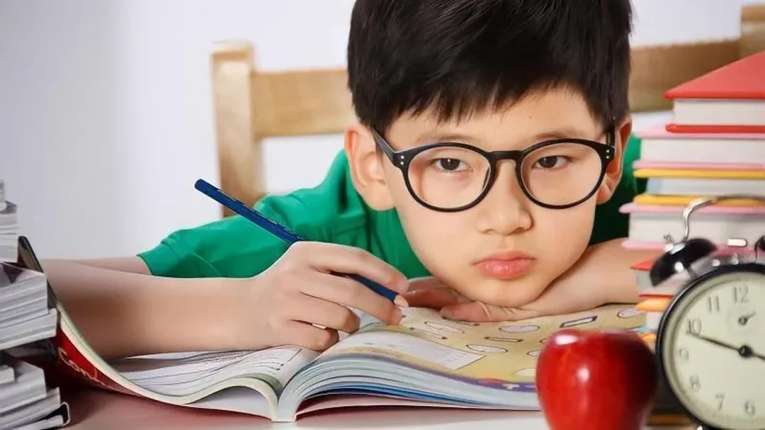 Bệnh cận thị ảnh hưởng hiệu suất học tập và làm việc Bệnh cận thị ảnh hưởng đến học tập và làm việc khi nhìn xa mờ