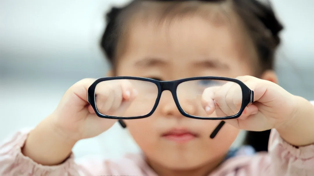 bị cận thị không nên tự mua kính hoặc bỏ khám định kỳ