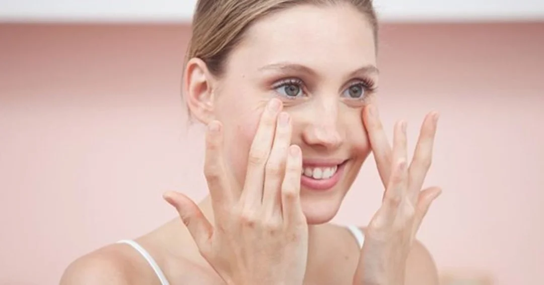 cách massage mắt giảm cận thị với thao tác day nhẹ thái dương