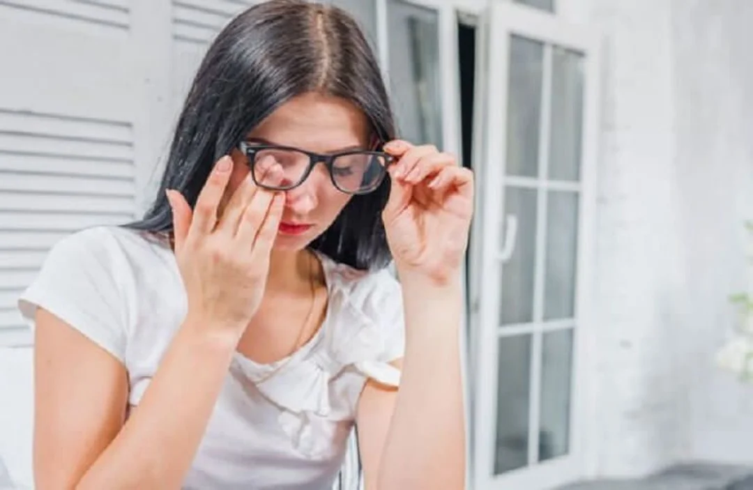 chữa cận thị không cần đeo kính bằng phẫu thuật khúc xạ