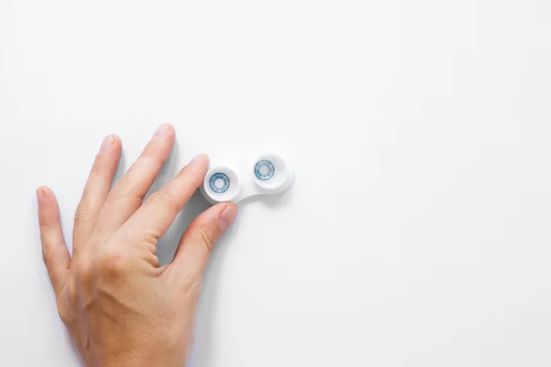 giá kính áp tròng cận thị 6 tháng dạng trong suốt và có màu
