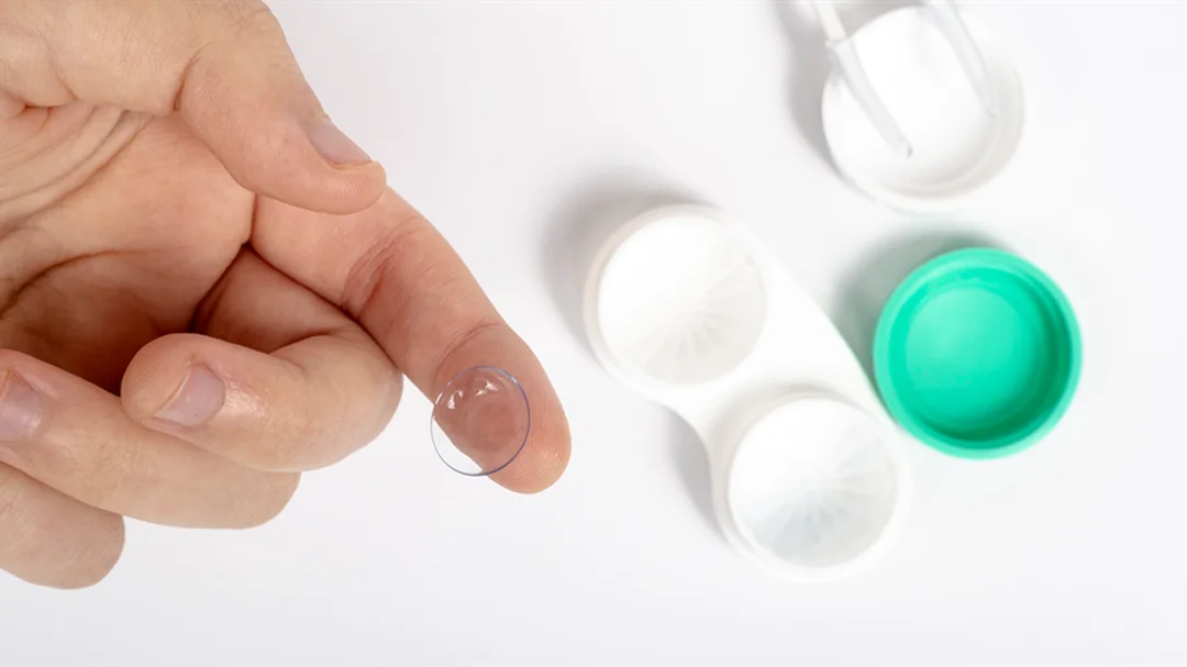 giá kính áp tròng cận thị 6 tháng so với lens một ngày và một tháng