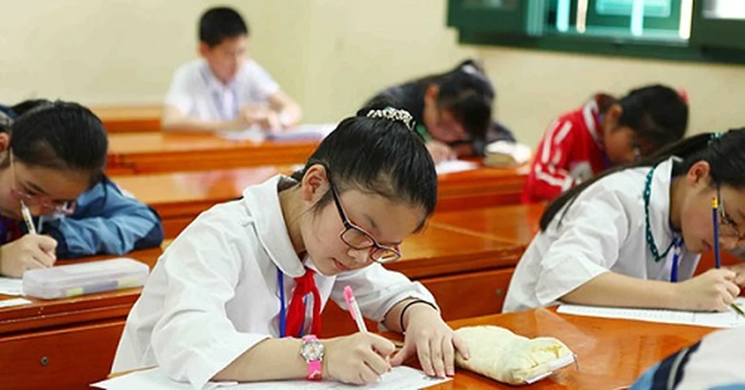 Học sinh bị cận thị học đường nhìn xa mờ học sinh bị cận thị học đường nhìn xa mờ trong lớp
