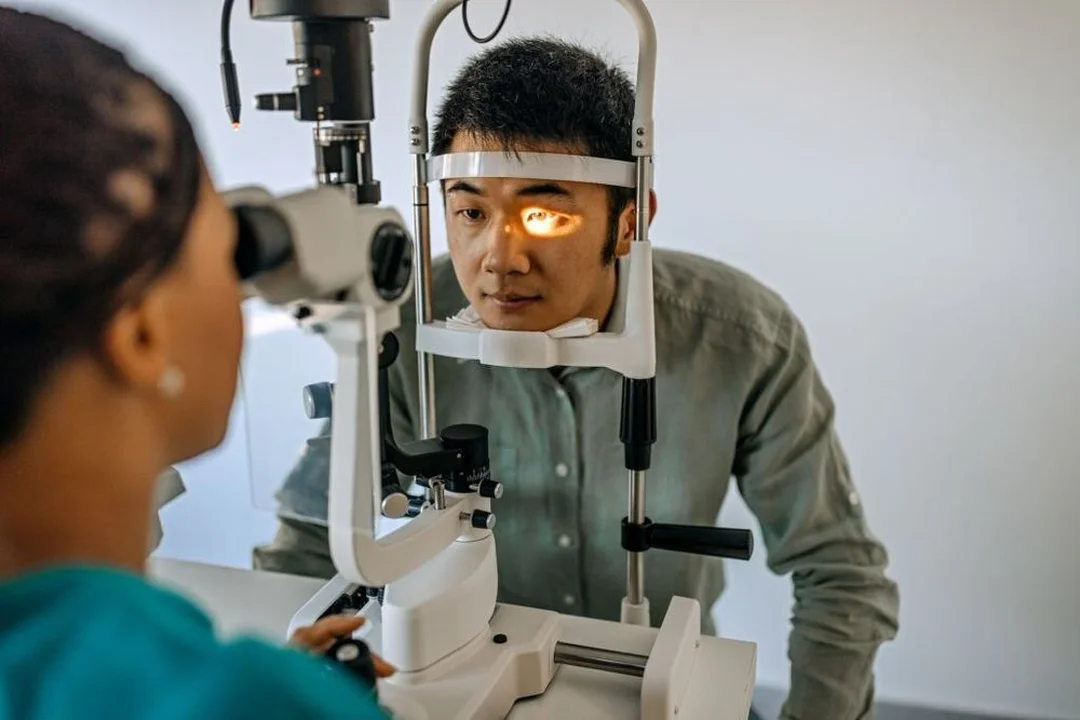khám mắt cận thị hết bao nhiêu tiền khi khám bằng sinh hiển vi