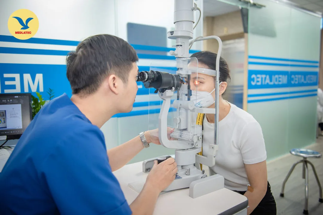 khám mắt chuyên sâu trước khi tính chi phí mổ cận thị