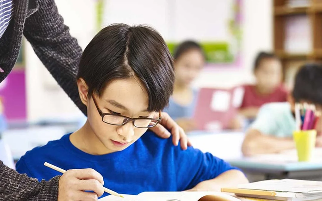 Khám cận thị học đường cho trẻ em khám mắt phát hiện cận thị học đường cho trẻ em