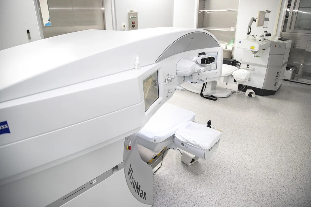 Hệ thống laser dùng trong phẫu thuật khúc xạ mổ cận thị hà nội cần kiểm tra máy laser và bản đồ giác mạc trước phẫu thuật