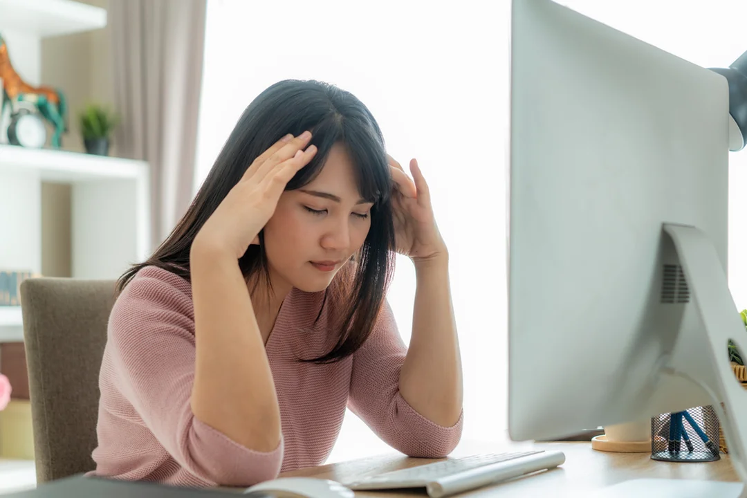 Đau đầu và mỏi mắt khi bị cận thị giả người bị đau đầu và mỏi mắt do cận thị giả sau khi làm việc gần
