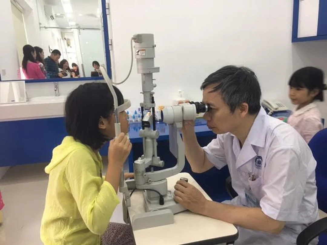 Khám mắt để xác định tật cận thị là gì và mức độ cận tật cận thị là gì qua biểu hiện khám mắt và đo khúc xạ