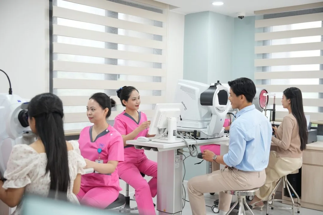 Thiết bị khám mắt chuyên sâu sau khi dùng bảng đo mắt cận thị thiết bị đo khúc xạ và khám mắt chuyên sâu sau khi dùng bảng đo mắt cận thị