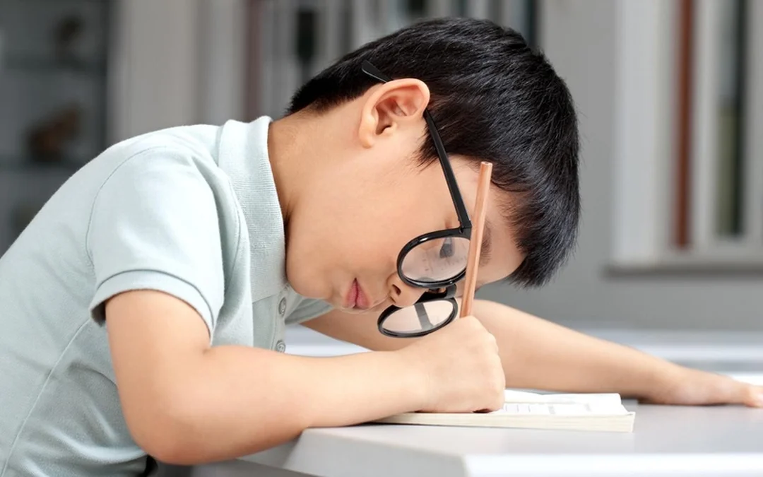 Trẻ học bài đúng tư thế trong cách phòng tránh cận thị Trẻ học bài đúng tư thế trong cách phòng tránh cận thị