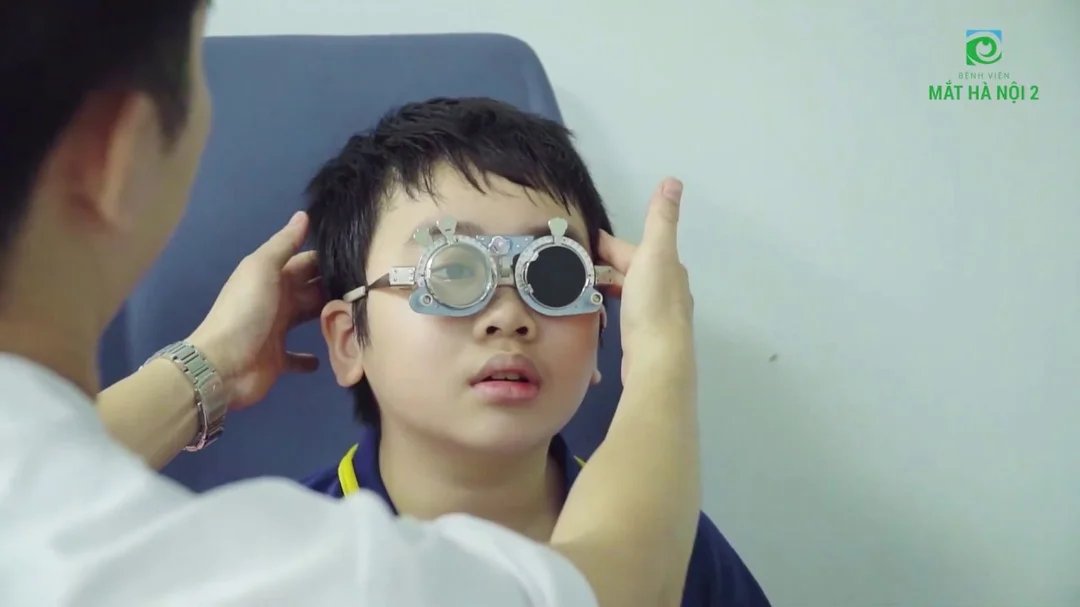 Video quy trình khám tật khúc xạ cho trẻ em
